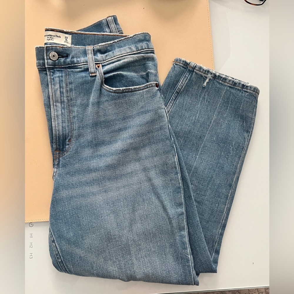 Abercrombie Mom Jeans Size 29/8 S.
